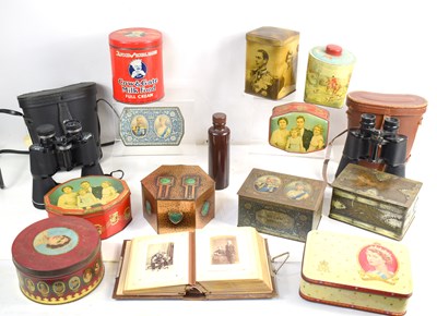 Lot 214 - A group of collectables to include a late...