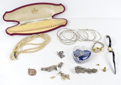 Lot 265 - A group of jewellery to include pearl necklace,...