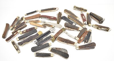 Lot 125 - A collection of vintage lambsfoot penknives...
