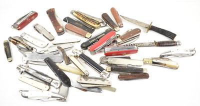 Lot 127 - A group of vintage penknives, some with antler...