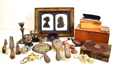 Lot 548 - A group of collectables to include a pair of...