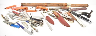 Lot 122 - A group of vintage knives to include a German...