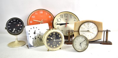 Lot 226 - A group of vintage wall and mantle clocks to...