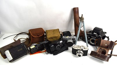 Lot 369 - A group of vintage cameras to include a King...