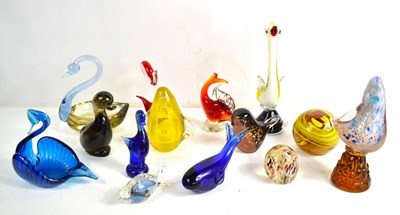 Lot 297 - A group of late 20th century glassware in...