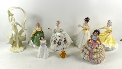 Lot 337 - A group of porcelain figures to include Royal...