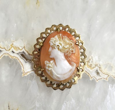 Lot 35 - A 9ct gold carved cameo brooch, 4.4g.