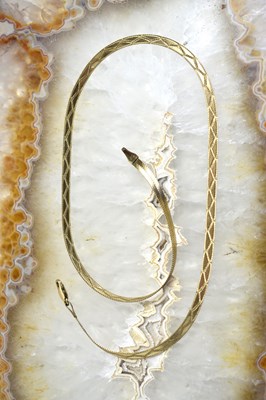 Lot 152 - A 9ct gold flat snake necklace, 4.9g.