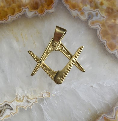 Lot 154 - A 9ct gold masons pendant which opens and...