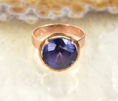 Lot 178 - An Egyptian gold and alexandrite ring, size O,...