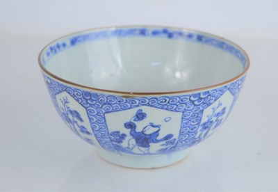 Lot 307 - A 19th century blue and white Chinese bowl, 15cm