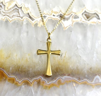 Lot 42 - A 9ct gold crucifix pendant and necklace, 1.8g.