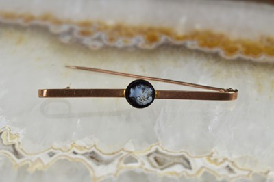 Lot 59 - A 9ct gold cameo bar brooch, 3g.