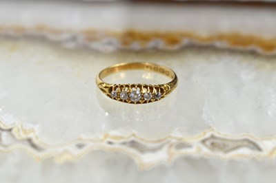 Lot 118 - An 18ct gold and paste set ring, size Q, 2.7g.