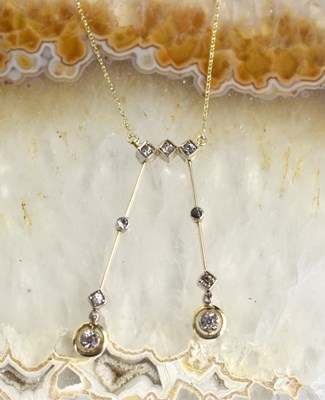 Lot 117 - A gold and paste pendant necklace, 4.3g.