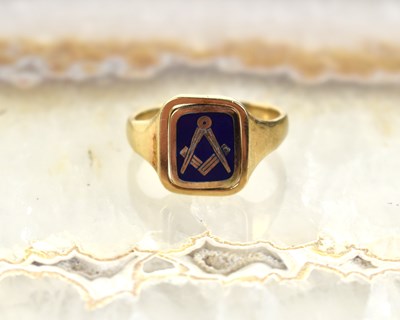 Lot 149 - A 9ct gold masonic ring, size W, 6.8g.