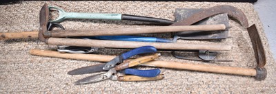 Lot 503 - A quantity of garden tools to include spade,...
