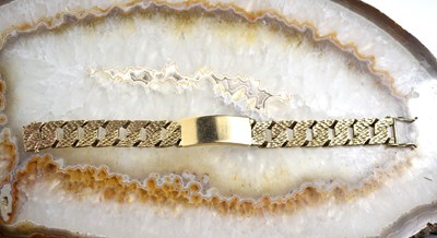 Lot 161 - A gentleman's 9ct gold bracelet with bark...