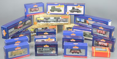 Lot 32 - A quantity of Bachman 00 gauge wagons and...