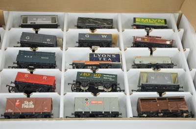 Lot 49 - A large collection of 00 gauge railway...