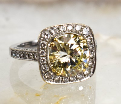Lot 122 - An 18ct white gold and diamond cluster ring...