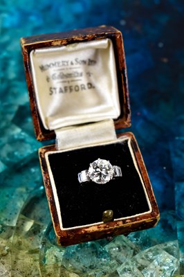 Lot 118 - A platinum and diamond Art Deco ring, with...