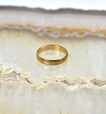Lot 56 - A 9ct gold wedding band, size Q/P, 2.3g.