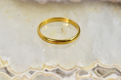 Lot 186 - A 22ct gold wedding band, size N/M, 2.1g.