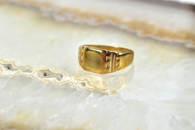 Lot 98 - A 9ct gold signet ring, size X/W, 4.1g.
