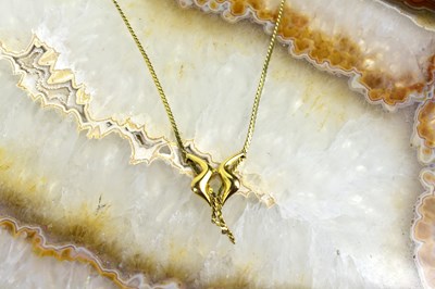 Lot 172 - A 9ct gold necklace with a modernist style...