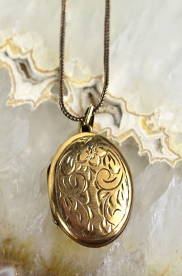 Lot 143 - A 9ct gold locket and chain, 7g.