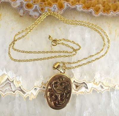 Lot 173 - A 9ct gold oval locket pendant with necklace,...