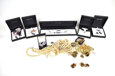 Lot 165 - A quantity of vintage and later jewellery to...