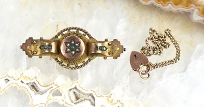 Lot 144 - A 9ct gold heart from clasp together with a...