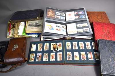 Lot 125 - A group of collectables to include a Kodak 1a...