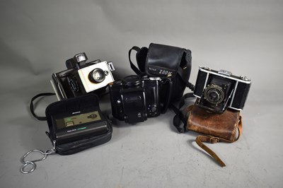 Lot 260 - A group of vintage cameras to include a...