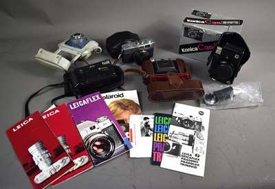 Lot 262 - A group of vintage cameras to include a...