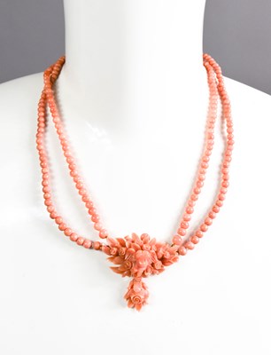 Lot 31 - A 19th century coral necklace, the central...