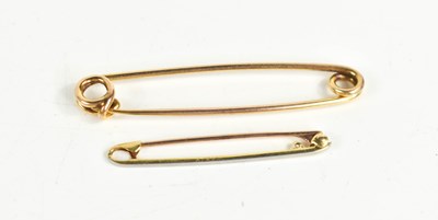 Lot 137 - An 15ct gold tie pin, 1.18g, together with an...