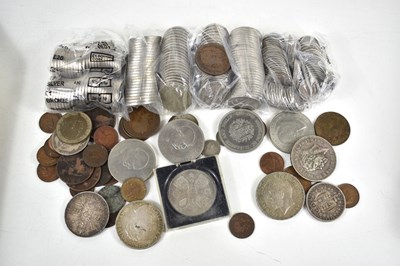 Lot 225 - A group of coins to include commemorative...