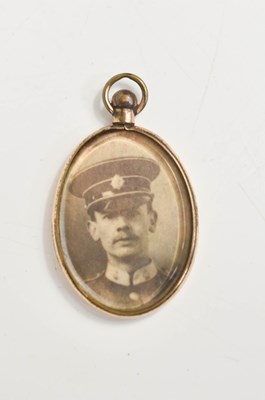 Lot 39 - A 9ct gold oval photograph locket / pendant,...