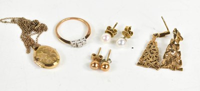 Lot 81 - A selection of gold jewellery, to include a...
