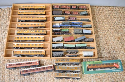 Lot 364 - A collection of OO gauge coaches and wagons to...