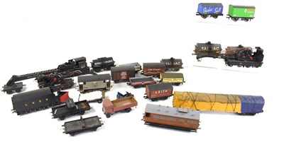 Lot 369 - A group of OO gauge model railway accessories...