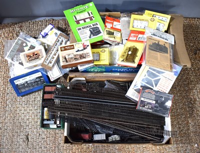 Lot 381 - A collection of OO gauge model railway...