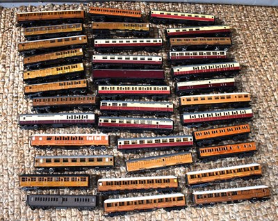 Lot 362 - A group of OO gauge model railway passenger...