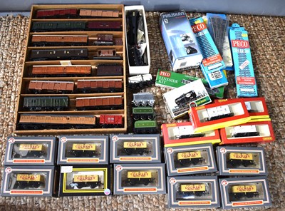 Lot 370 - A group of OO gauge model railway accessories...