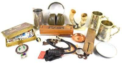 Lot 150 - A group of militaria and other collectables to...