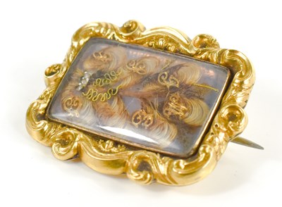 Lot 23 - A Georgian gold mourning brooch with chased...