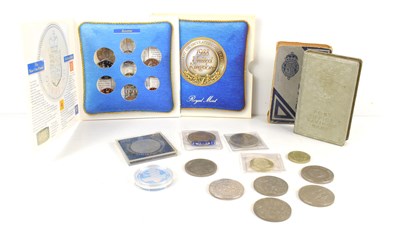 Lot 138 - A quantity of coins to include commemorative...